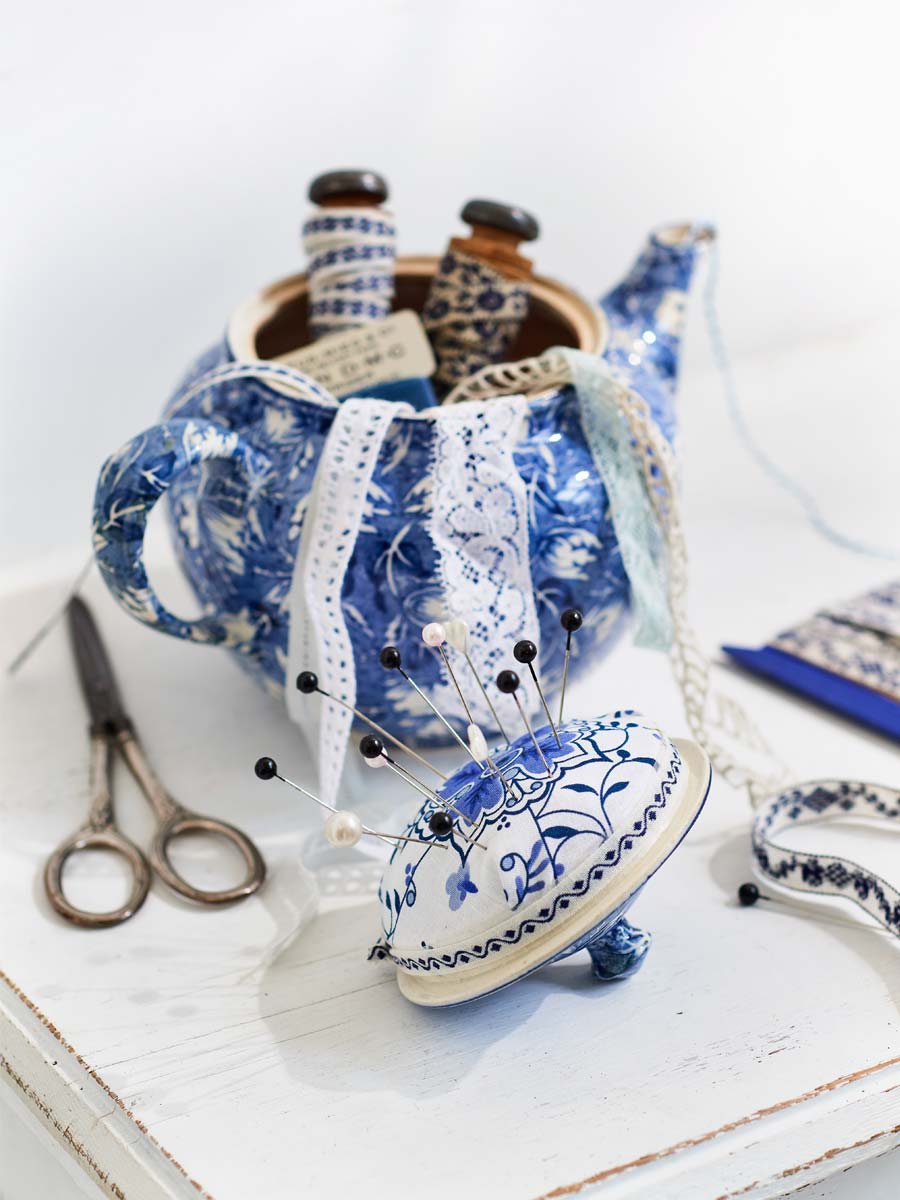 Brocante theepotje als naaidoos