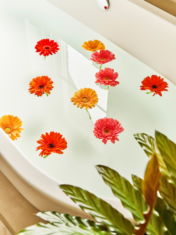 Drijvende echte bloemen geven een extra wellness gevoel als je je in bad laat zakken.